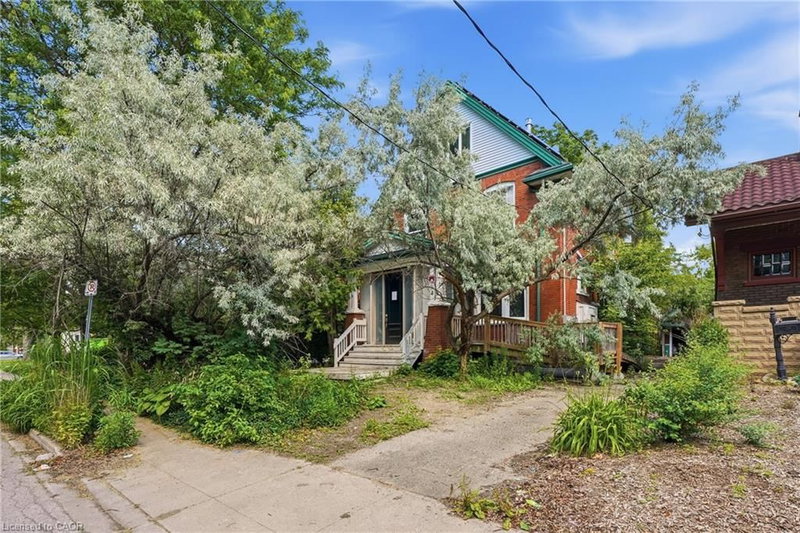 45 Pandora Avenue N