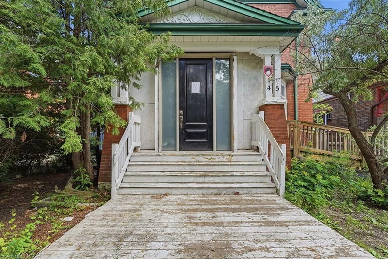45 Pandora Avenue N