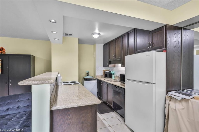 793 Colborne Street E photo 4