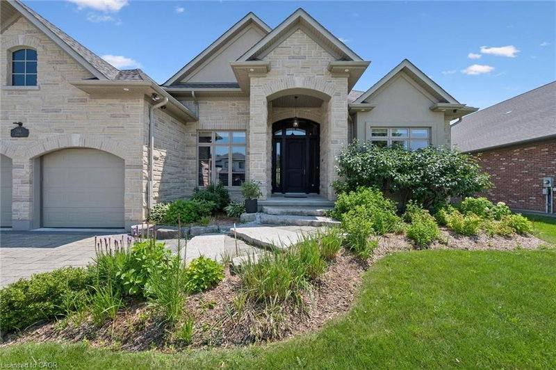 596 Regal Place photo 5