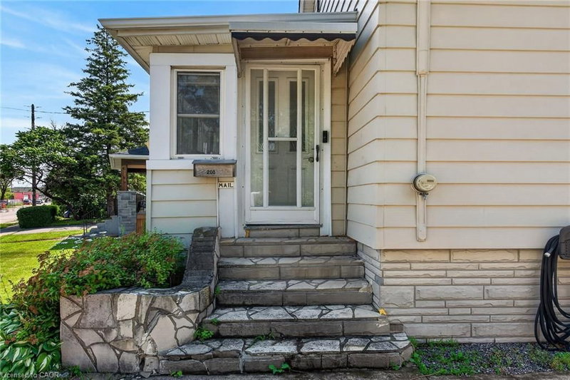 208 Carlton Street photo 5
