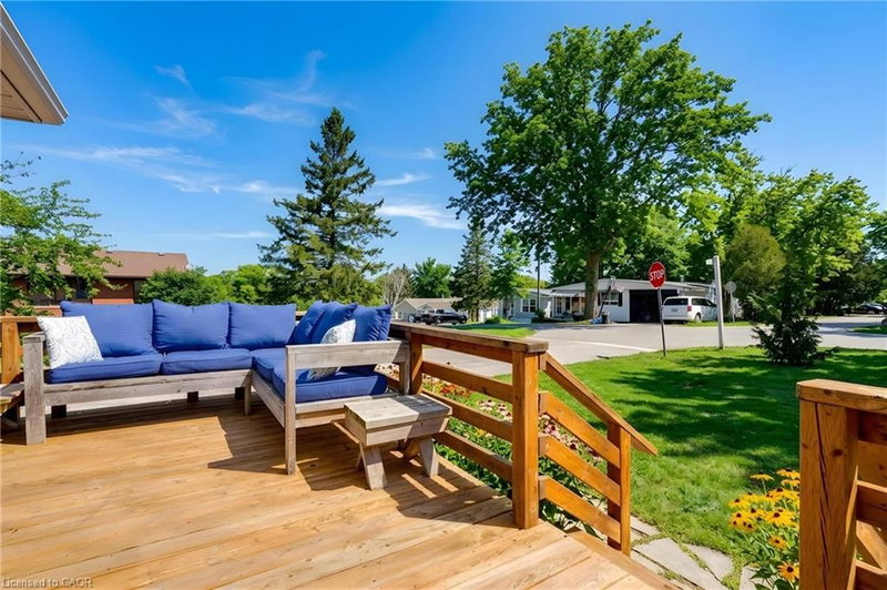 28 Macpherson Crescent photo 4