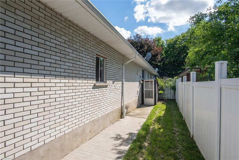 6 Strathcona Crescent photo 4