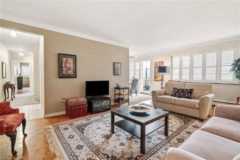 402 - 38 Charlton Avenue W