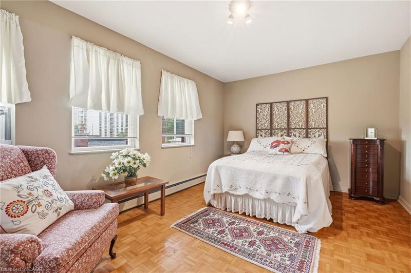 402 - 38 Charlton Avenue W
