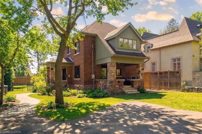 87 University Avenue W