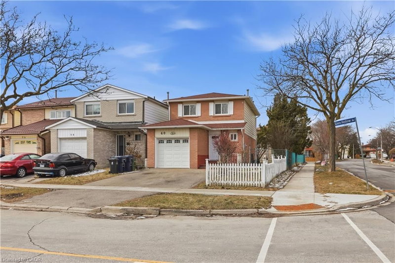 40 Glen Hollow Avenue