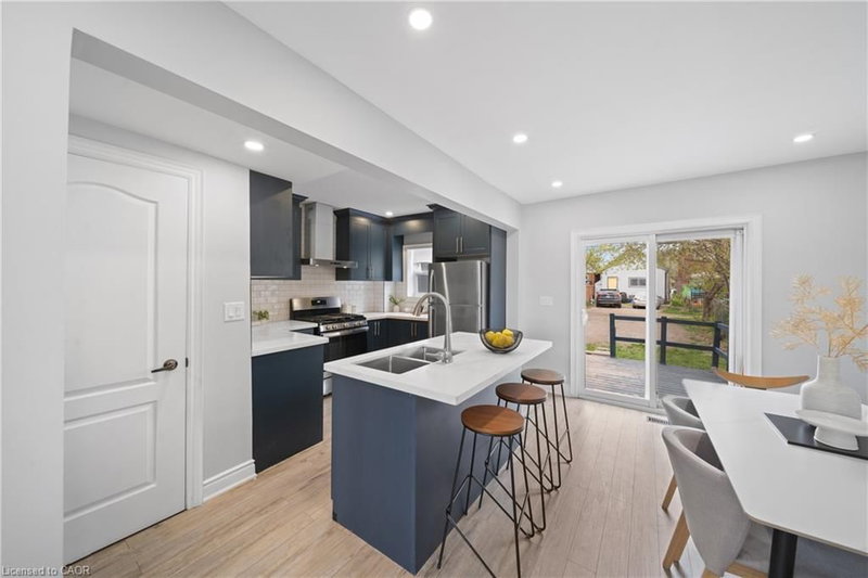 305 Weir Street N photo 4