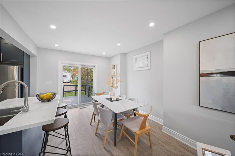 305 Weir Street N photo 5
