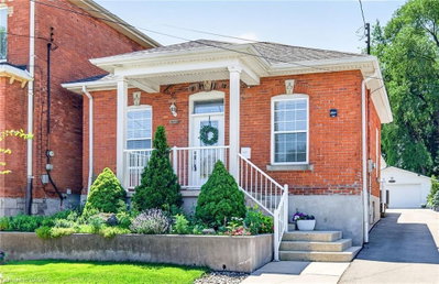 156 Simcoe Street E