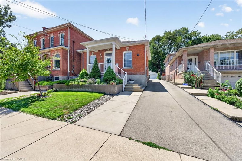 156 Simcoe Street E