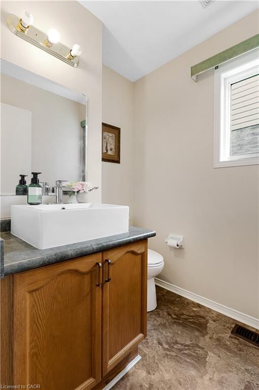 102 Chateau Crescent photo 5
