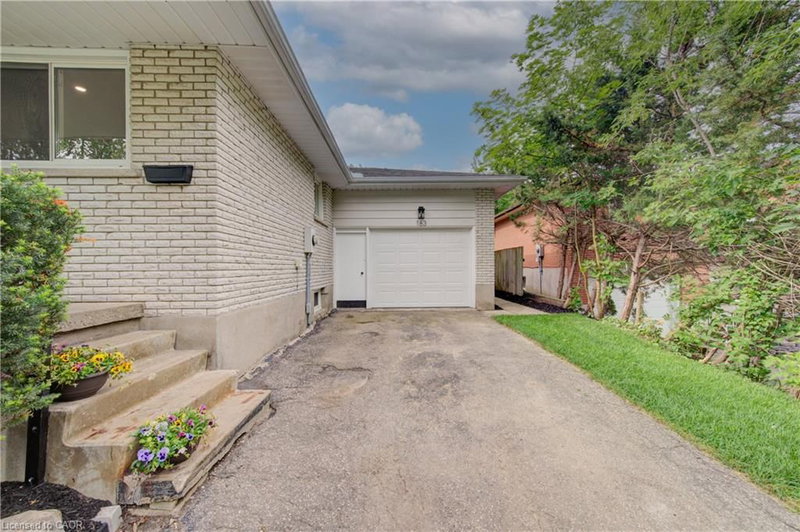 163 Lynnbrook Crescent