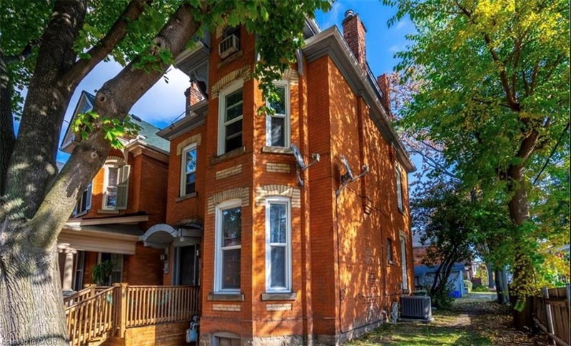 1 - 107 Erie Avenue