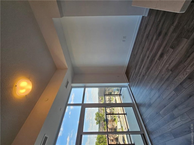 512 - 460 Dundas Street E
