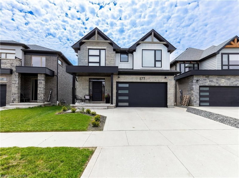 577 Doonwoods Crescent