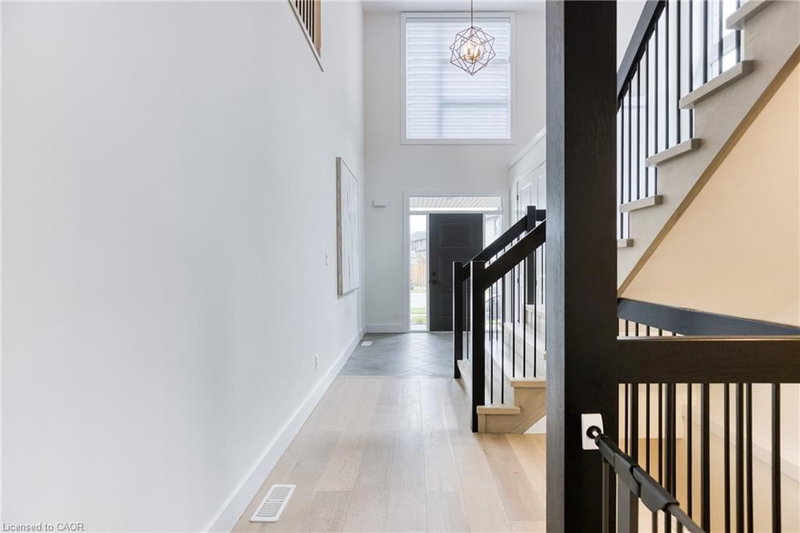 577 Doonwoods Crescent