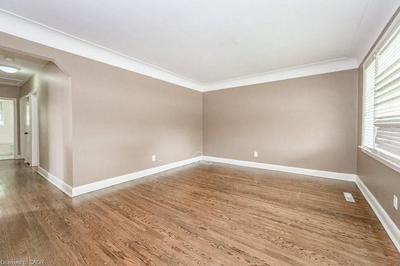 305 Mohawk Road E