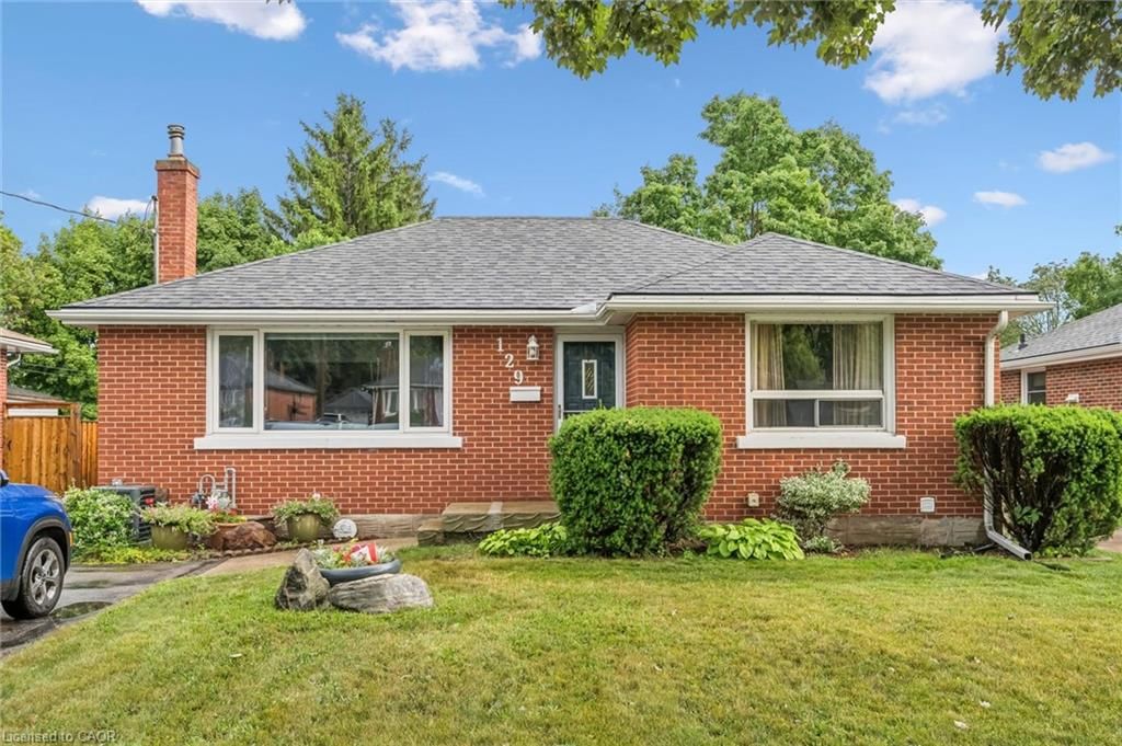 Single Family Residence sold at 129 Stewart Avenue, Cambridge, ON, N1R 2V5 - Glenview, Lincoln, Oak - MLS: 40850094