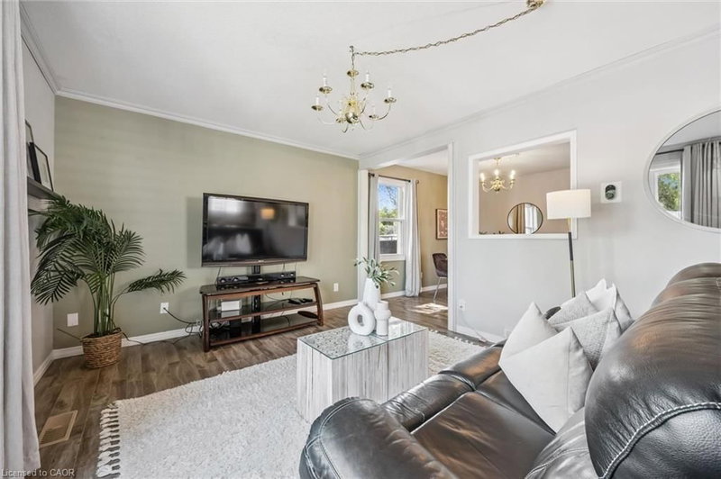 976 Guelph Street photo 4