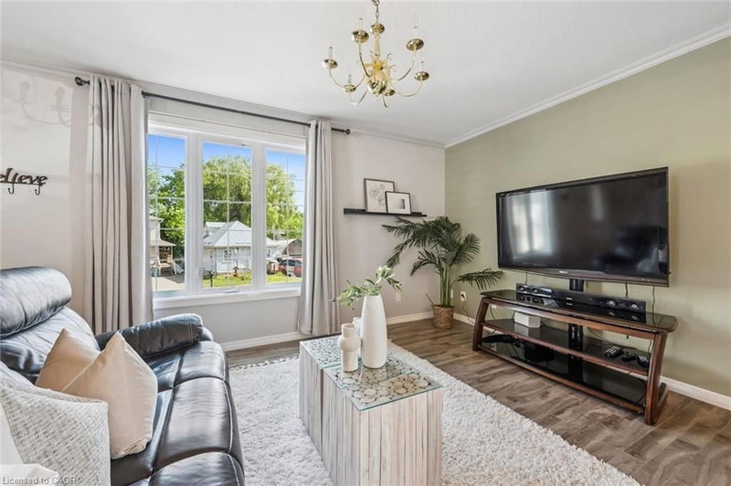 976 Guelph Street photo 5