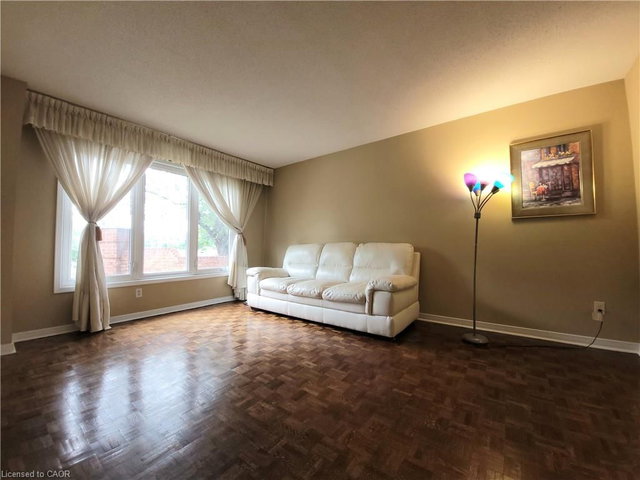 6 Edgecroft Trail