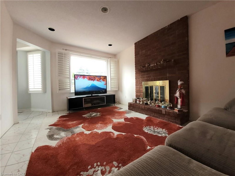 6 Edgecroft Trail