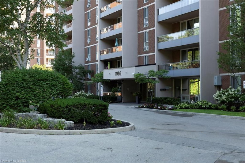 907 - 1966 Main Street W