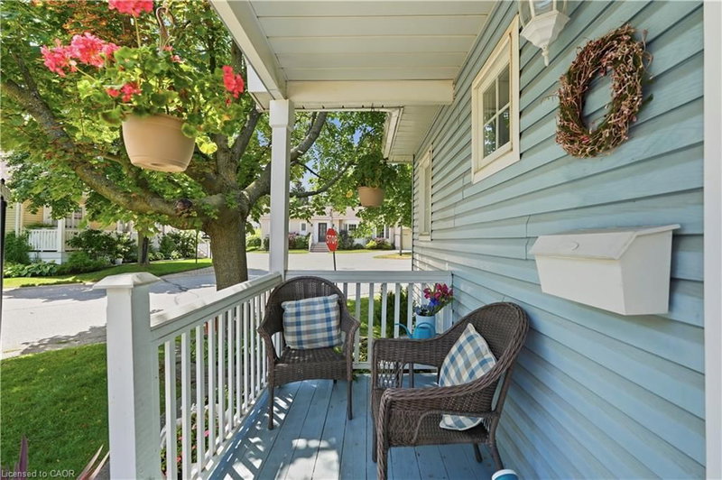 225 Silverbirch Boulevard photo 4