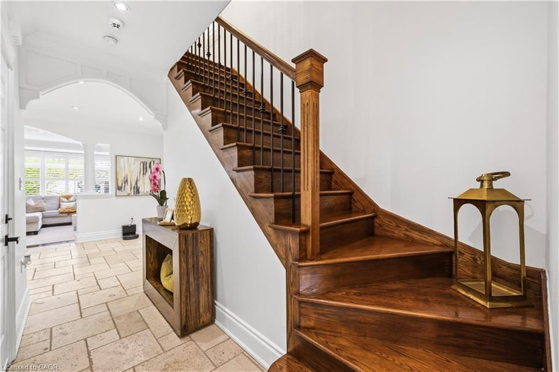 199 Hunter Street W