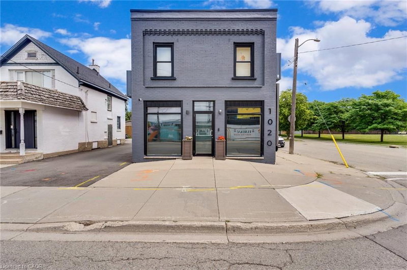 1020 King Street E photo 2