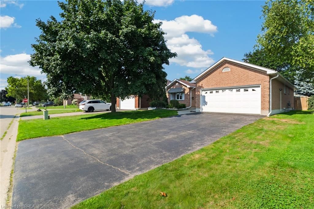 Single Family Residence sold at 3 Harvey Court, Brantford, ON, N3R 7W6 - Mayfair - MLS: 40852863