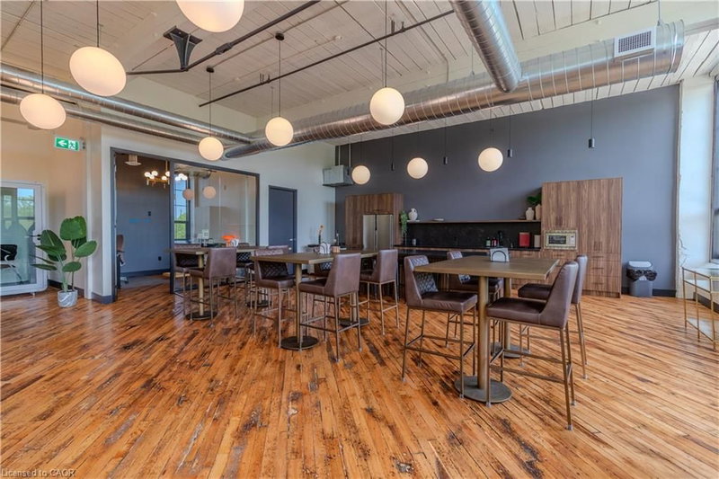 215 Queen Street W photo 4