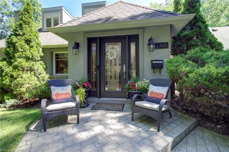 1391 Queen Victoria Avenue photo 4