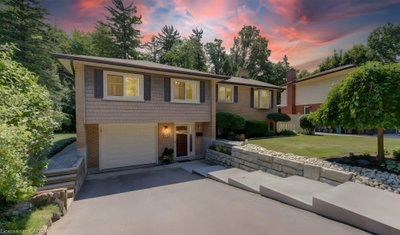 518 Twin Oaks Crescent