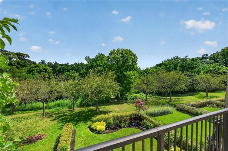 112 Fairwood Place W