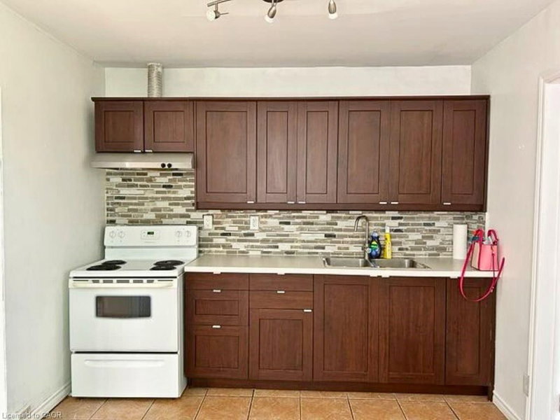 4 - 69 Sherman Avenue S