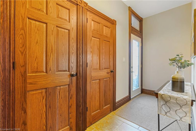 Main Flr - 107 Catharine Street S