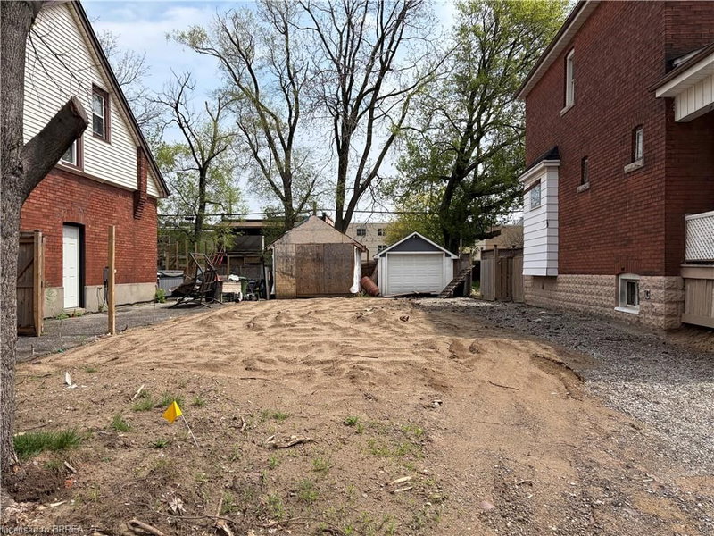 18 Tuxedo Avenue N