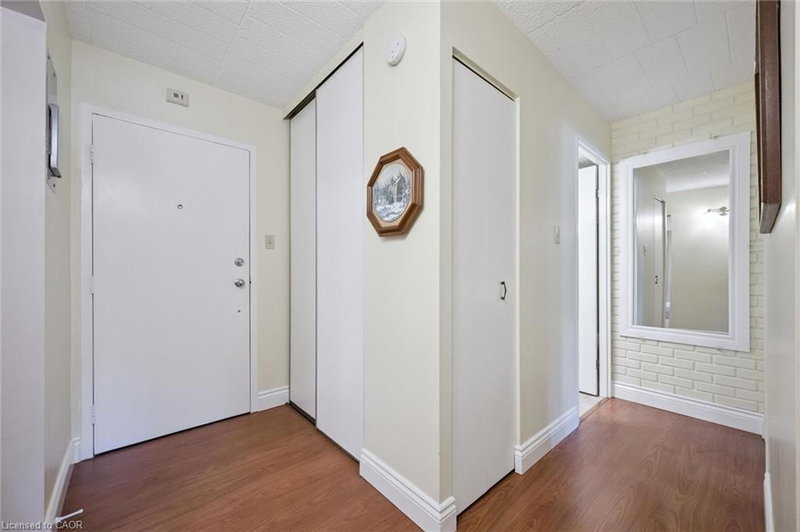 6 Walton Avenue photo 4