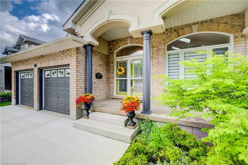 517 Starboard Crescent photo 4
