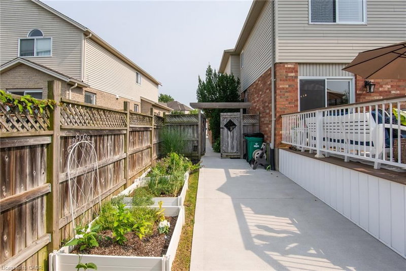 31 Stiefelmeyer Crescent photo 4