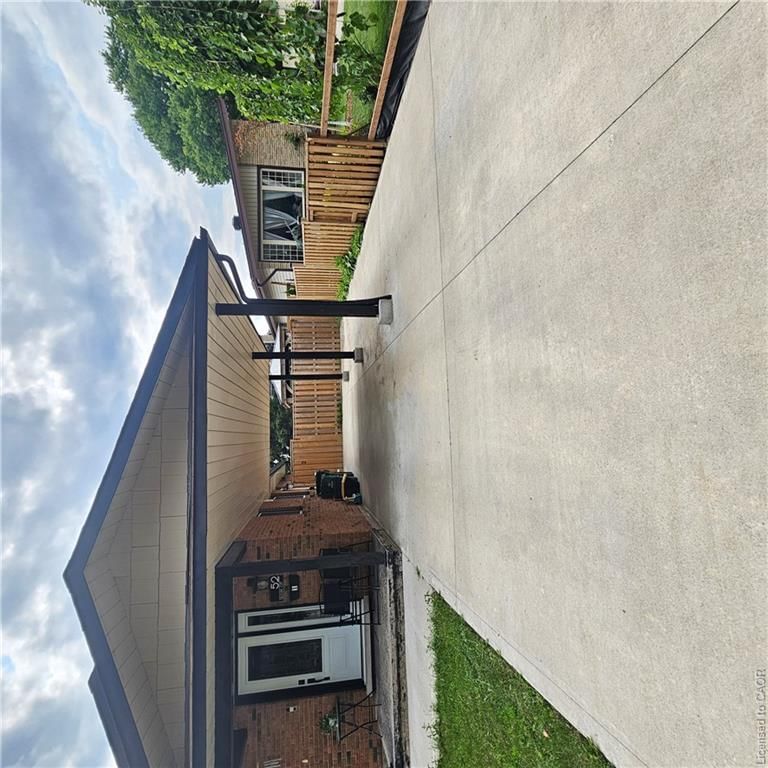 Single Family Residence leased at 2-52 Selkirk Court, Kitchener, ON, N2E 1M3 - Alpine Village/Country Hills - MLS: 40855509