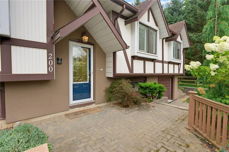 200 Lynden Road photo 4