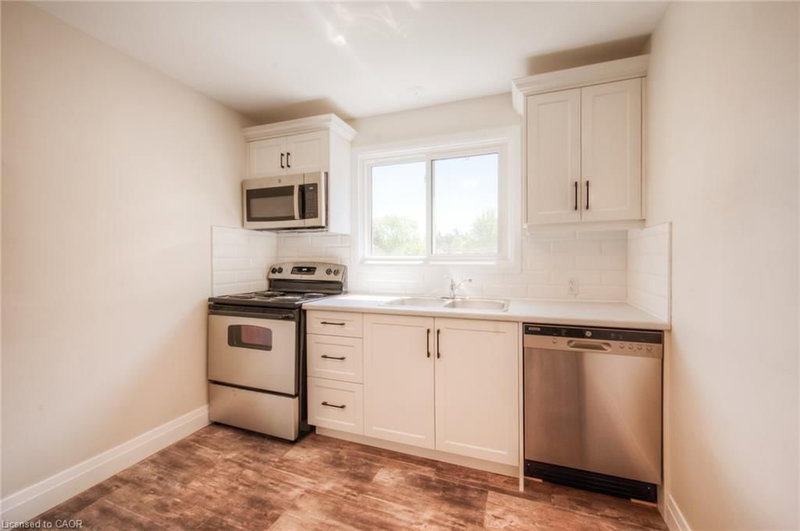 32 - 158 Erb Street E