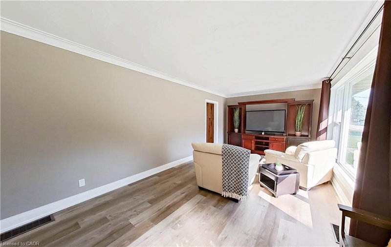 278 Queen Street S photo 4