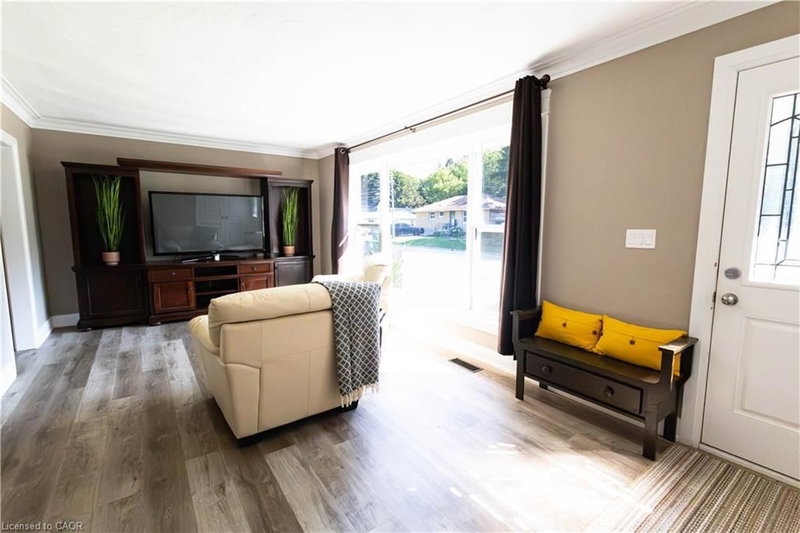 278 Queen Street S photo 5