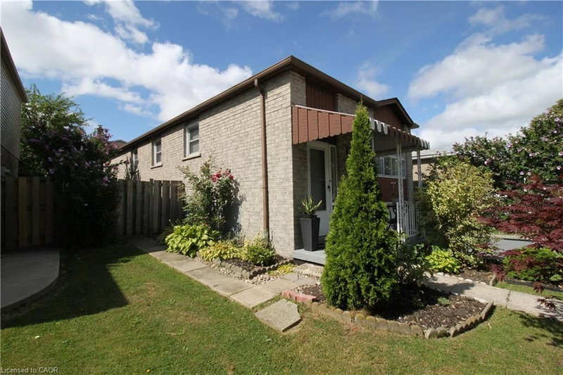 35 Garden Crescent photo 4