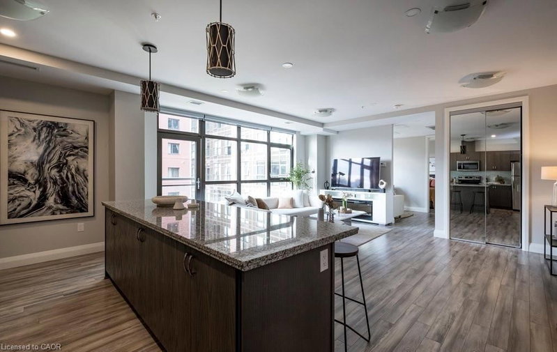 118 King Street E photo 4