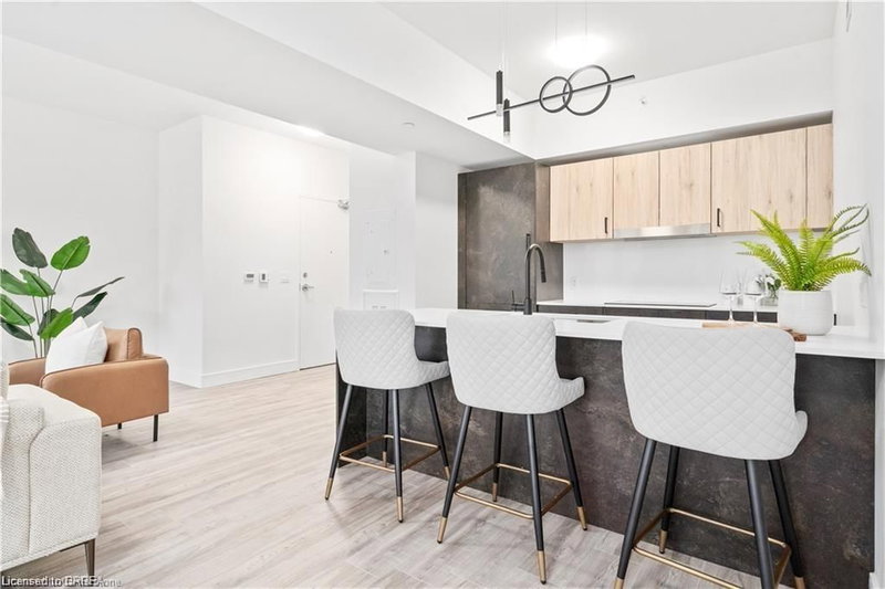 305 - 2 Dundas Street W